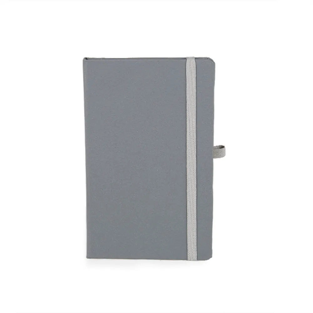Caderno para anotações cinza com capa dura. Conta com 80 folhas não pautadas, marcador de página, porta caneta e elástico para fechamento. Gramatura da folha de 70 g/m2.