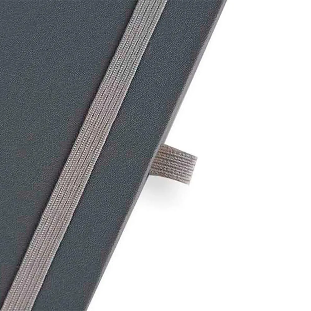 Caderno para anotações cinza com capa dura. Conta com 80 folhas não pautadas, marcador de página, porta caneta e elástico para fechamento. Gramatura da folha de 70 g/m2.