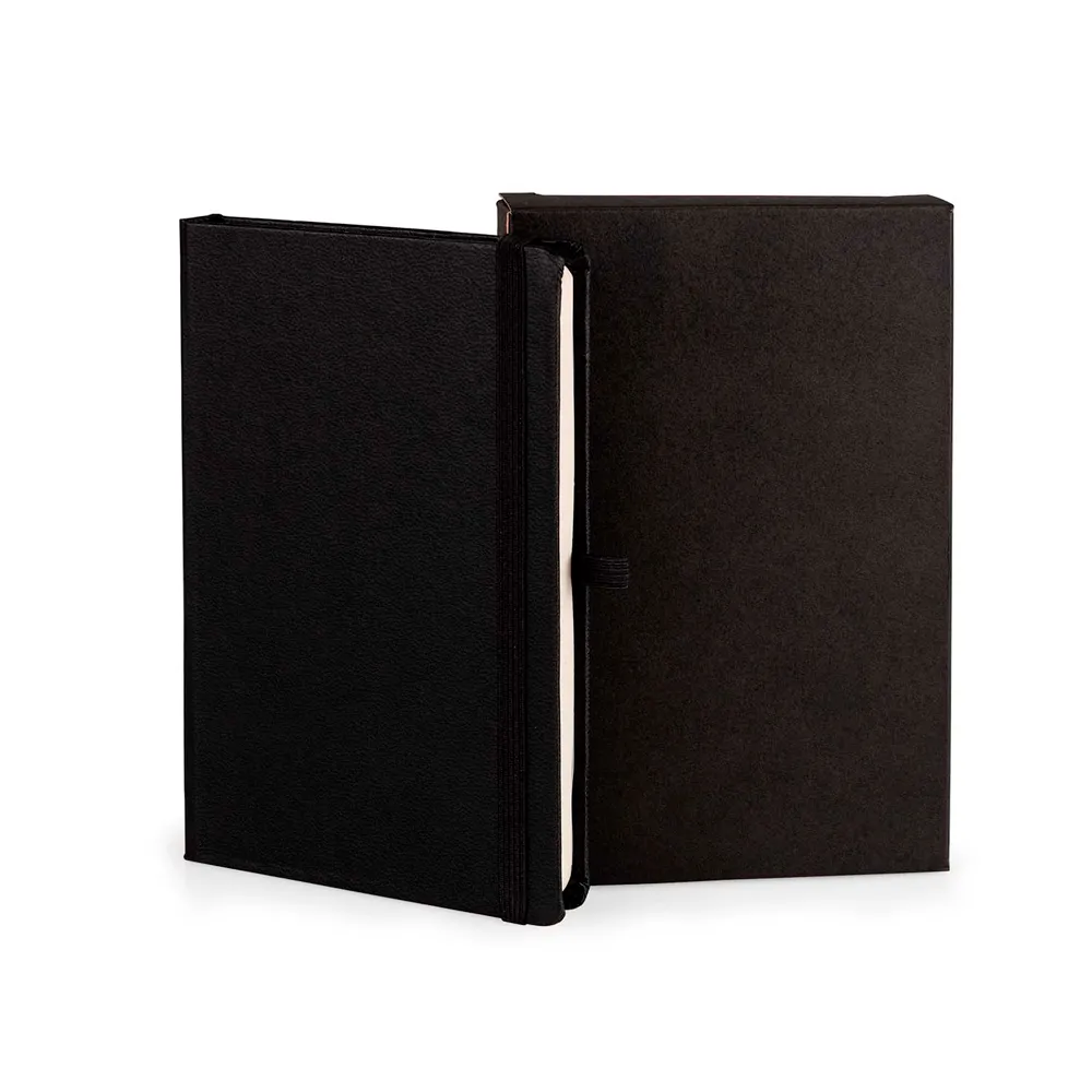 Caderno para anotações preto com capa dura. Conta com 80 folhas não pautadas, marcador de página, porta caneta e elástico para fechamento. Gramatura da folha de 70 g/m2.