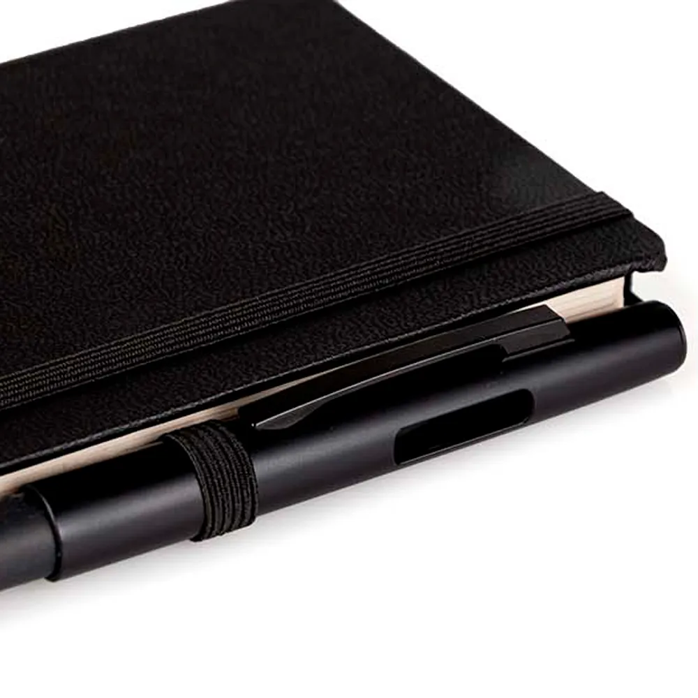 Caderno para anotações preto com capa dura. Conta com 80 folhas não pautadas, marcador de página, porta caneta e elástico para fechamento. Gramatura da folha de 70 g/m2.