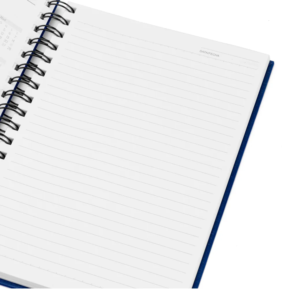 Caderno para anotações wire-o azul com capa dura revestida em percalux linho. Conta com folha para dados pessoais, calendário e 100 folhas pautadas. Gramatura da folha de 70 g/m2
