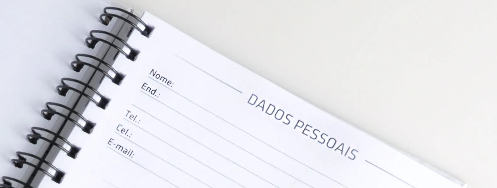 Caderno para anotações wire-o branco com capa dura. Conta com folha para dados pessoais, calendário e 100 folhas pautadas. Gramatura da folha de 70 g/m2