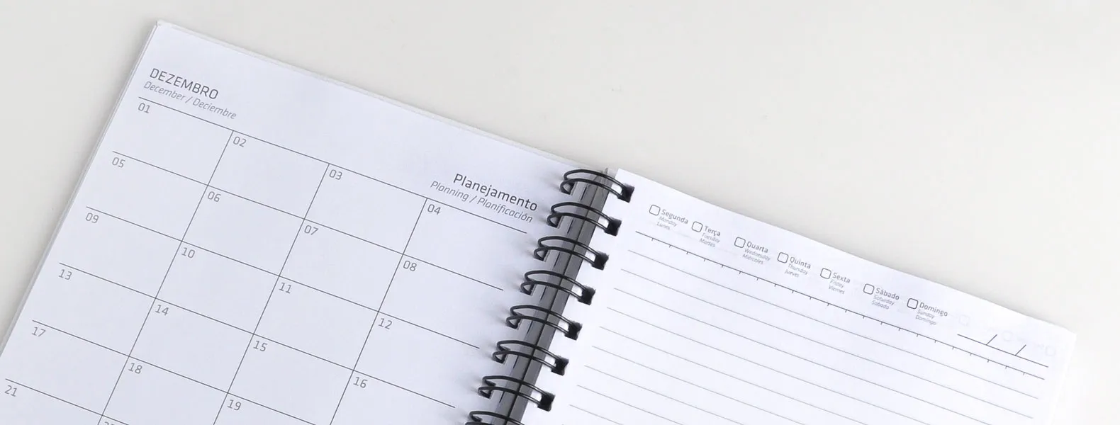 Caderno para anotações wire-o branco com capa dura. Conta com folha para dados pessoais, calendário e 100 folhas pautadas. Gramatura da folha de 70 g/m2