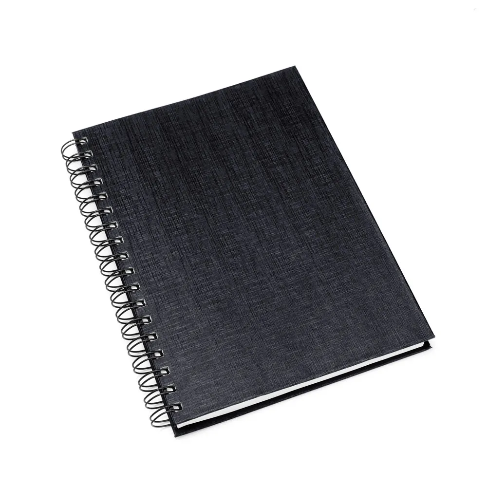 Caderno para anotações wire-o preto com capa dura revestida em percalux linho. Conta com folha para dados pessoais, calendário e 100 folhas pautadas. Gramatura da folha de 70 g/m2