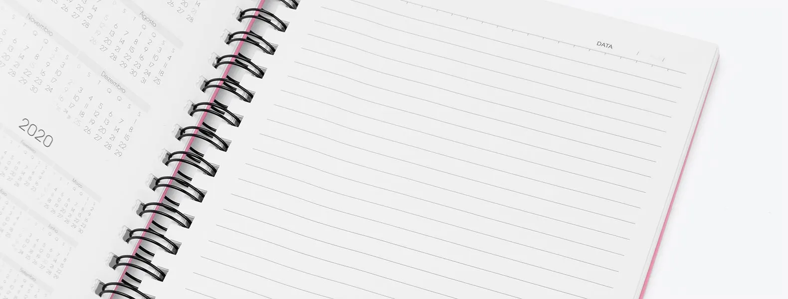 Caderno para anotações wire-o rosa com capa dura revestida em percalux linho. Conta com folha para dados pessoais, calendário e 100 folhas pautadas. Gramatura da folha de 70 g/m2.