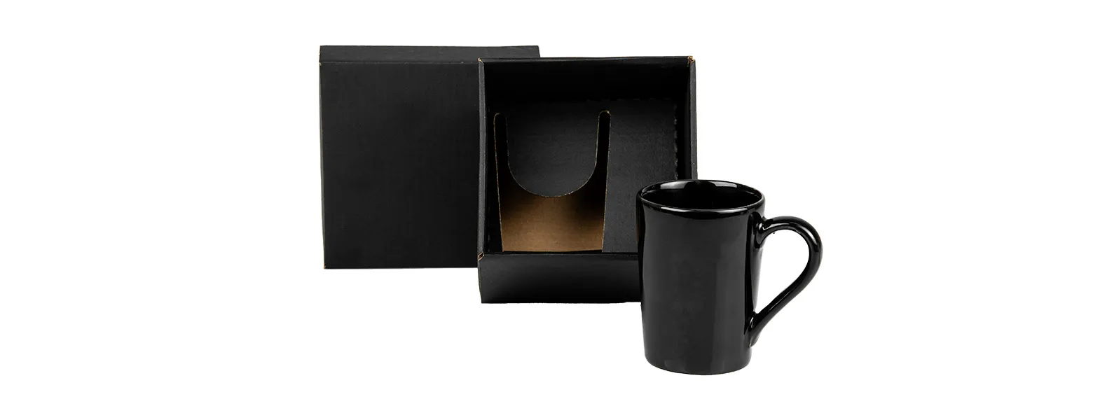 Caneca em cerâmica preta com capacidade para até 230 ml e uma embalagem com elástico para presente.