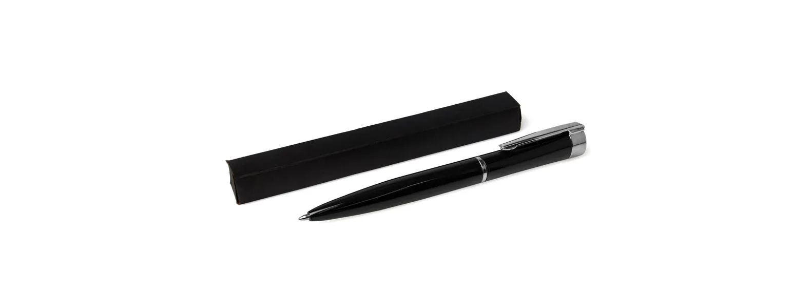 Caneta confeccionada em alumínio preto com detalhes cromado. Carga esferográfica azul, acionada com um giro no corpo da caneta.