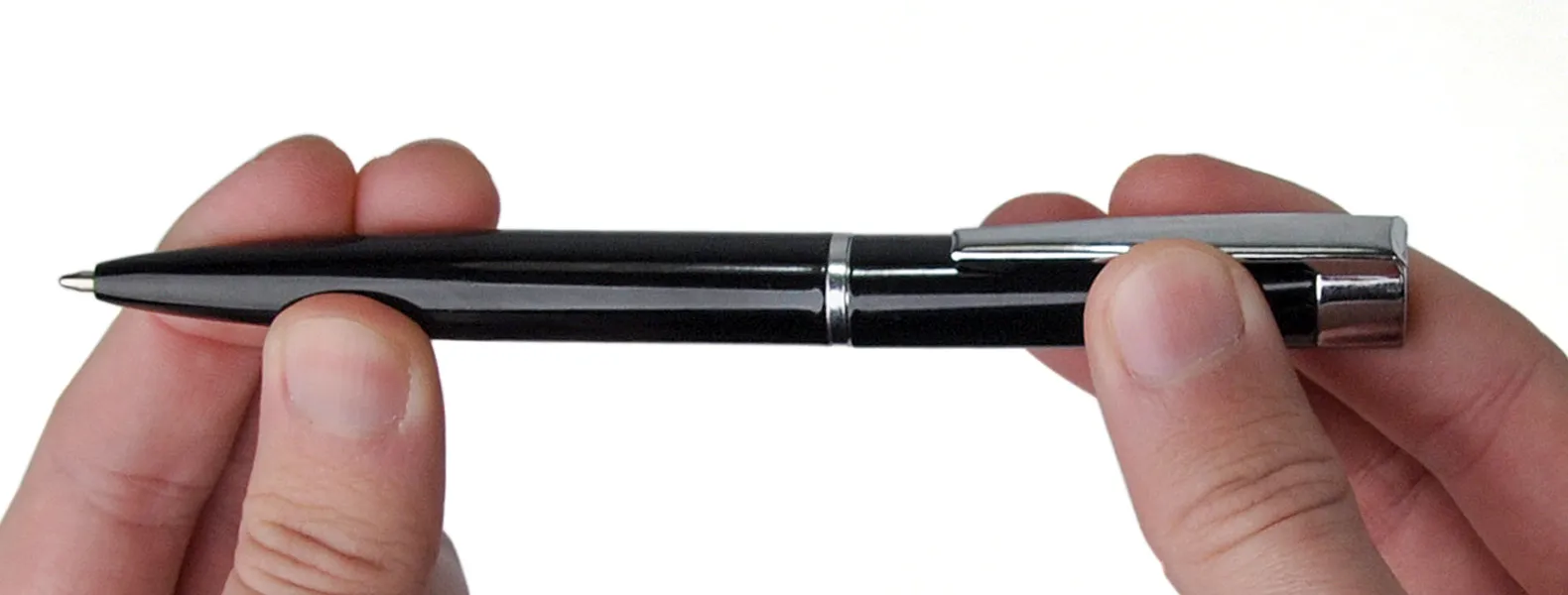 Caneta confeccionada em alumínio preto com detalhes cromado. Carga esferográfica azul, acionada com um giro no corpo da caneta.