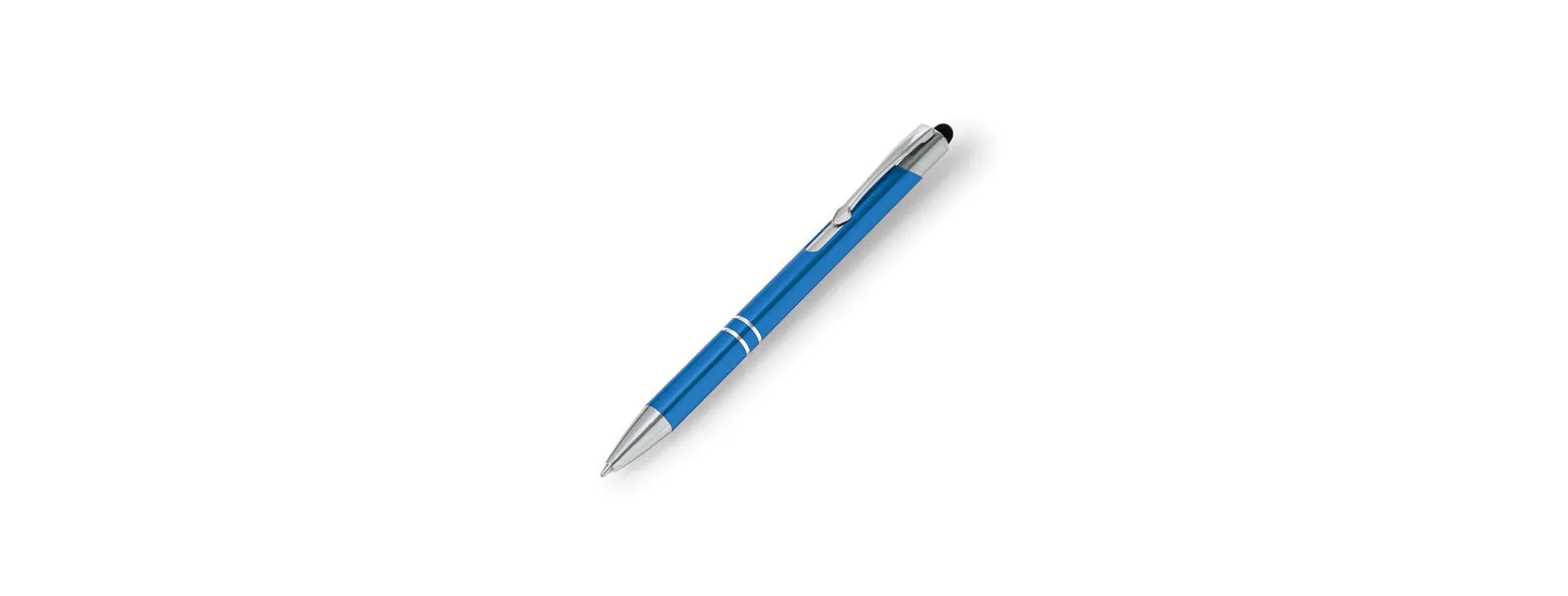 Caneta esferográfica em alumínio azul claro. Conta com acabamento cromado, clipe em metal e ponteira touch em silicone preto. Carga esferográfica azul acionada por um click na extremidade da caneta.