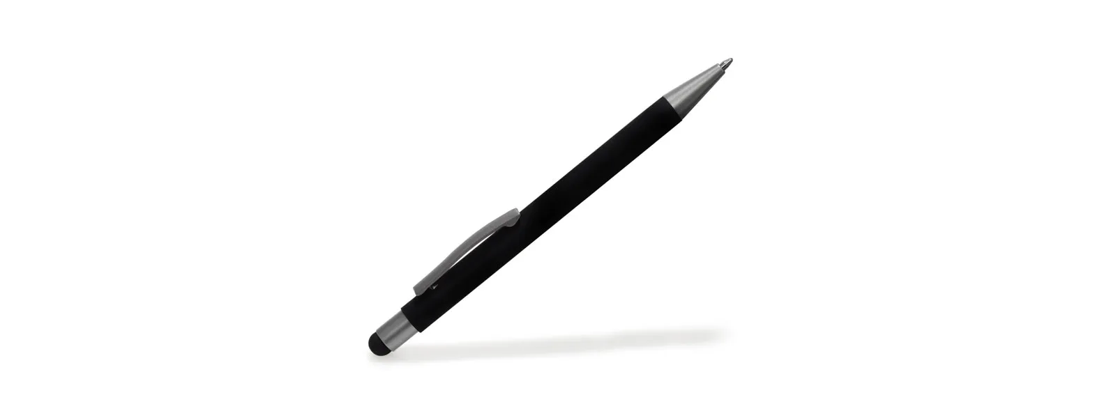 Caneta esferográfica em alumínio preto. Conta com acabamento fosco, clipe e ponteira touch em silicone preto. Carga esferográfica azul acionada por um click na extremidade da caneta.