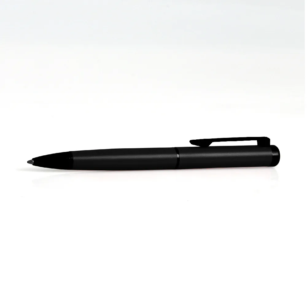 Caneta esferográfica em alumínio preta. Conta com clipe e acabamento fosco. Carga esferográfica azul, acionada com um giro no corpo da caneta.