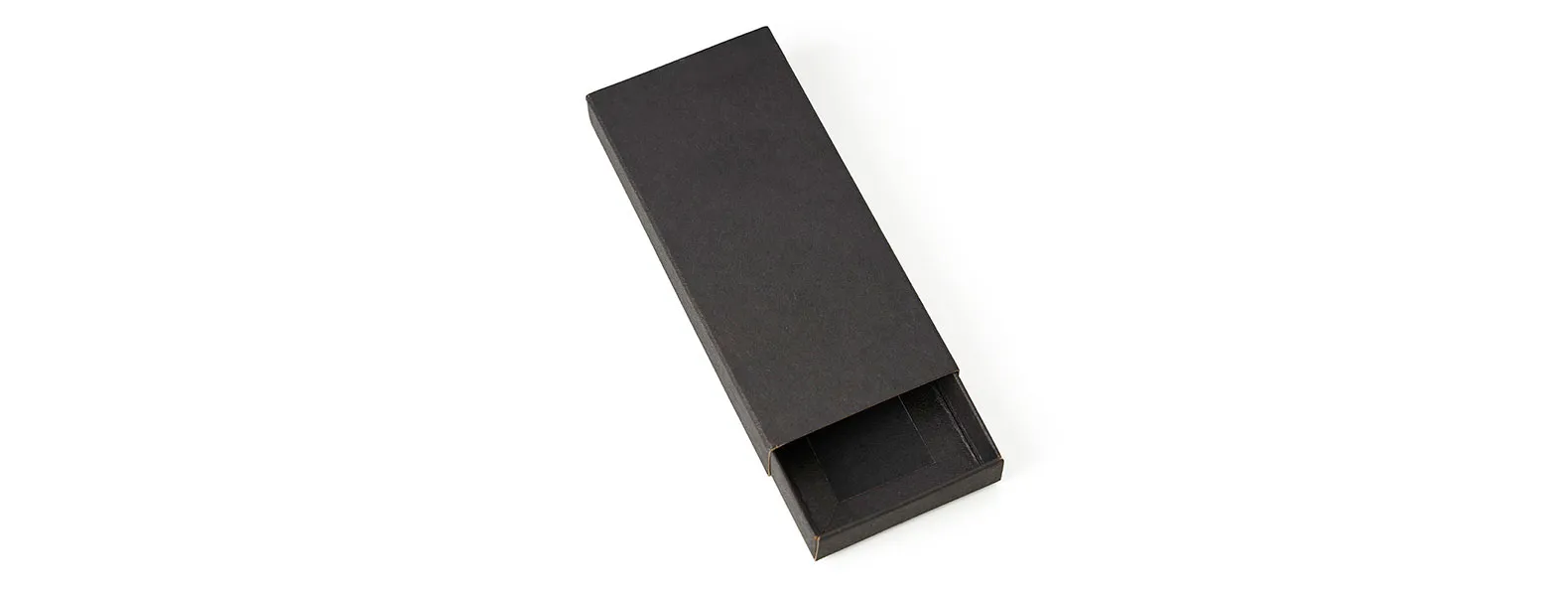 Confeccionado em metal cromado brilhante e material sintético preto, possui argola com Ø 3cm e está acomodado em uma embalagem interna aveludada e caixa kraft com tampa fechada em cordão elástico preto para presente.