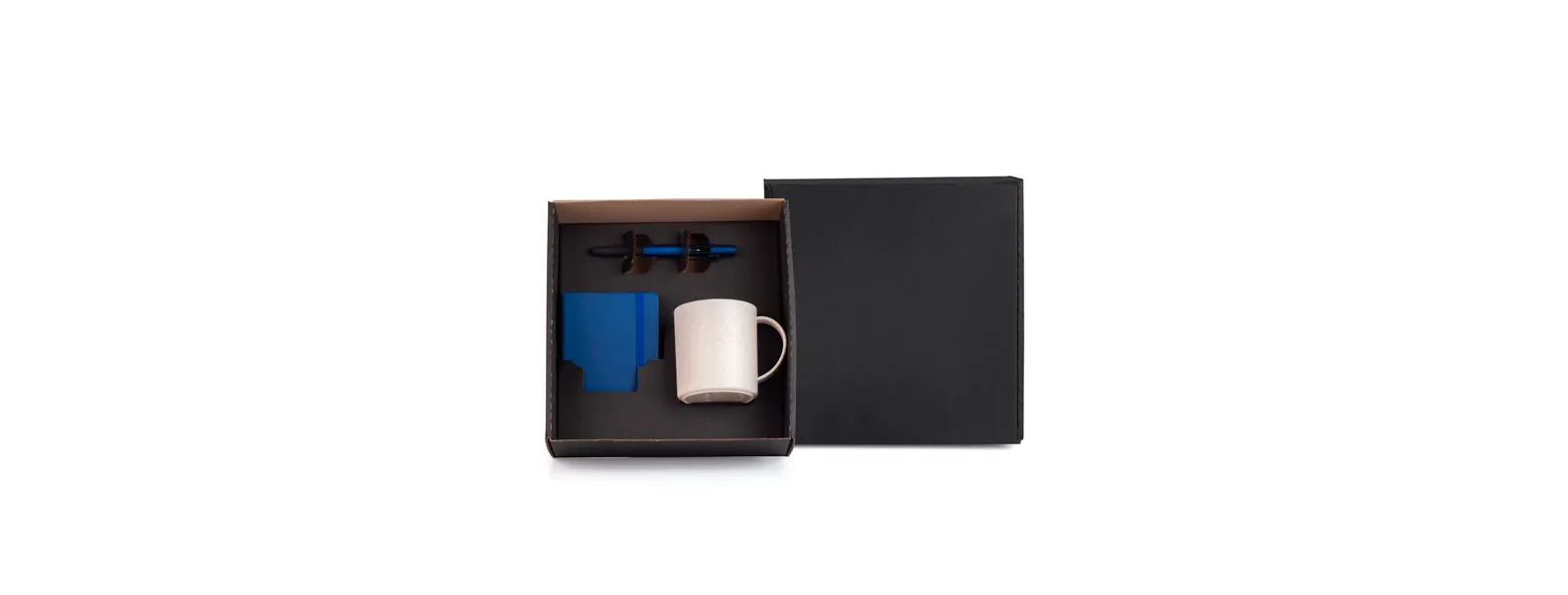 Kit composto por caneca em fibra de bambu/PP; caderno para anotações azul com capa dura e caneta esferográfica em ABS azul.