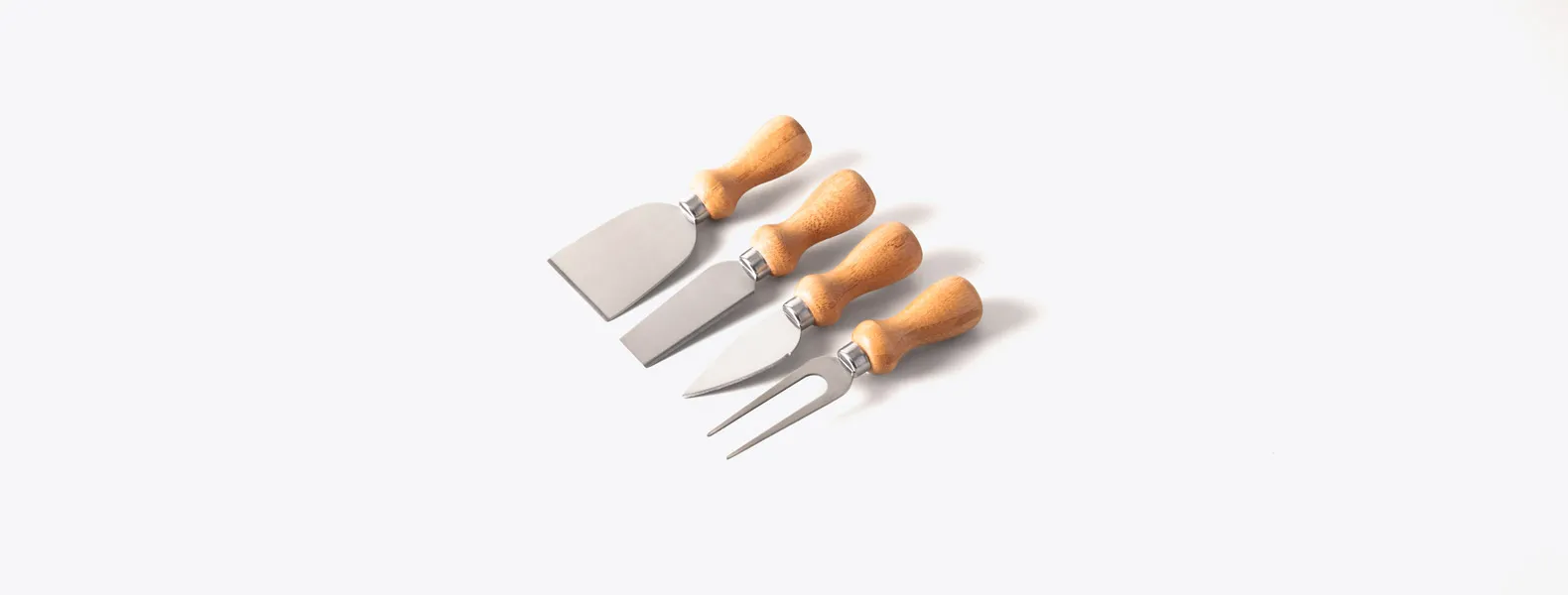 Conjunto para queijo. Composto por duas facas, sendo, uma com ponta e outra reta, garfo e espátula em bambu/inox.