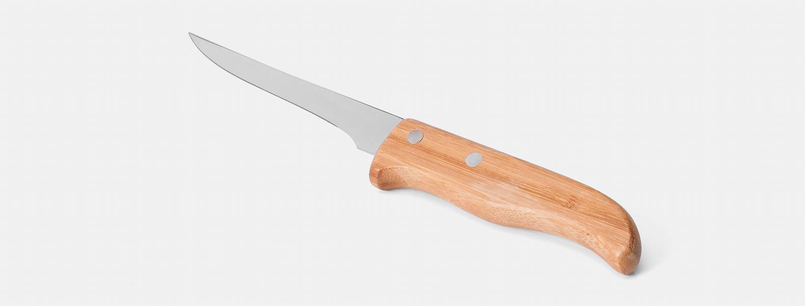 Kit composto por seis peças com cabos em bambu e lâminas em aço inox com rebites resistentes, sendo uma faca 8”, uma faca 7”, uma chaira 8”, um cutelo 6”, uma faca 5” para desossar e uma faca 4” de frutas. Estão organizados em fita elástica preta no interior de um estojo.
