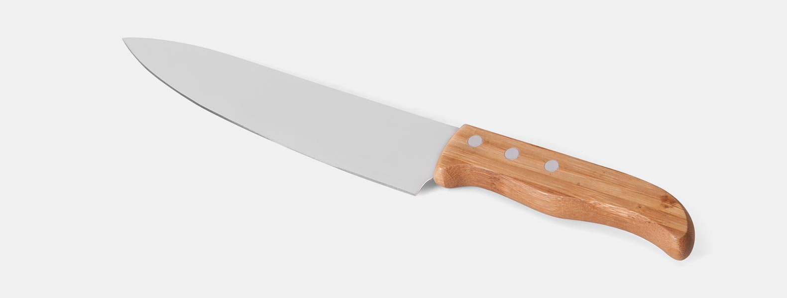 Kit composto por seis peças com cabos em bambu e lâminas em aço inox com rebites resistentes, sendo uma faca 8”, uma faca 7”, uma chaira 8”, um cutelo 6”, uma faca 5” para desossar e uma faca 4” de frutas. Estão organizados em fita elástica preta no interior de um estojo.