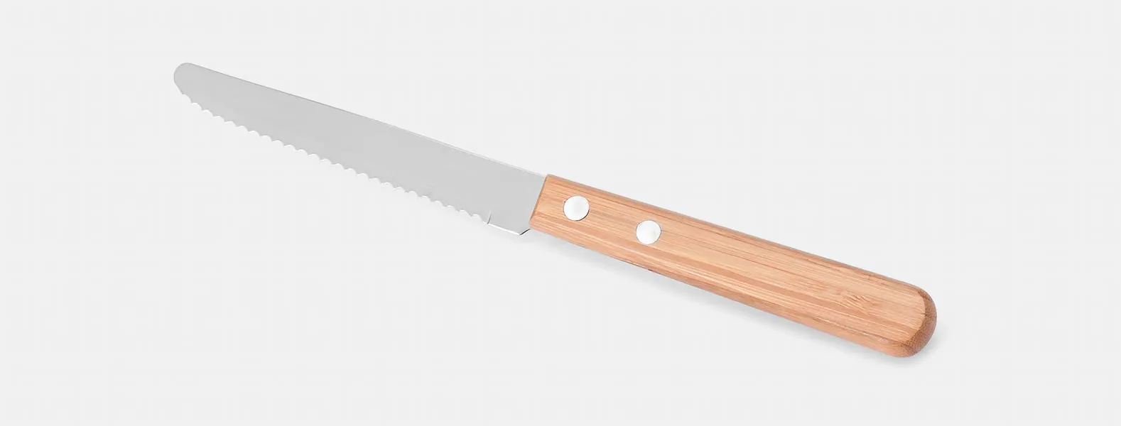 Kit composto por seis peças com cabos em bambu e lâminas em aço Inox com rebites resistentes, sendo uma faca 8”, uma faca 7”, uma chaira 8”, um cutelo 6”, uma faca 5” para desossar e uma faca 4” de frutas. Estão organizados em fita elástica preta no interior de um estojo.