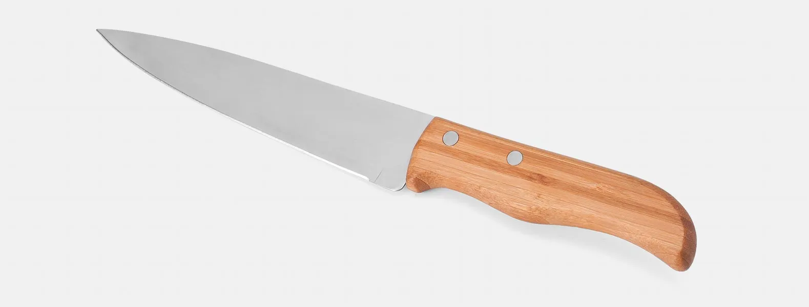 Kit composto por seis peças com cabos em bambu e lâminas em aço Inox com rebites resistentes, sendo uma faca 8”, uma faca 7”, uma faca 5” para desossar, um cutelo 6”, uma faca 4” de frutas e uma faca 3” de legumes. Estão organizados em fita elástica preta no interior de um estojo.