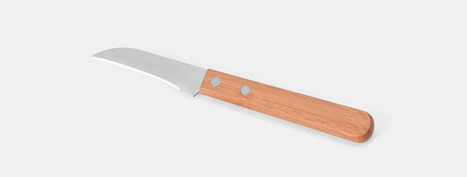 Kit composto por seis peças com cabos em bambu e lâminas em aço Inox com rebites resistentes, sendo uma faca 8”, uma faca 7”, uma faca 5” para desossar, um cutelo 6”, uma faca 4” de frutas e uma faca 3” de legumes. Estão organizados em fita elástica preta no interior de um estojo.