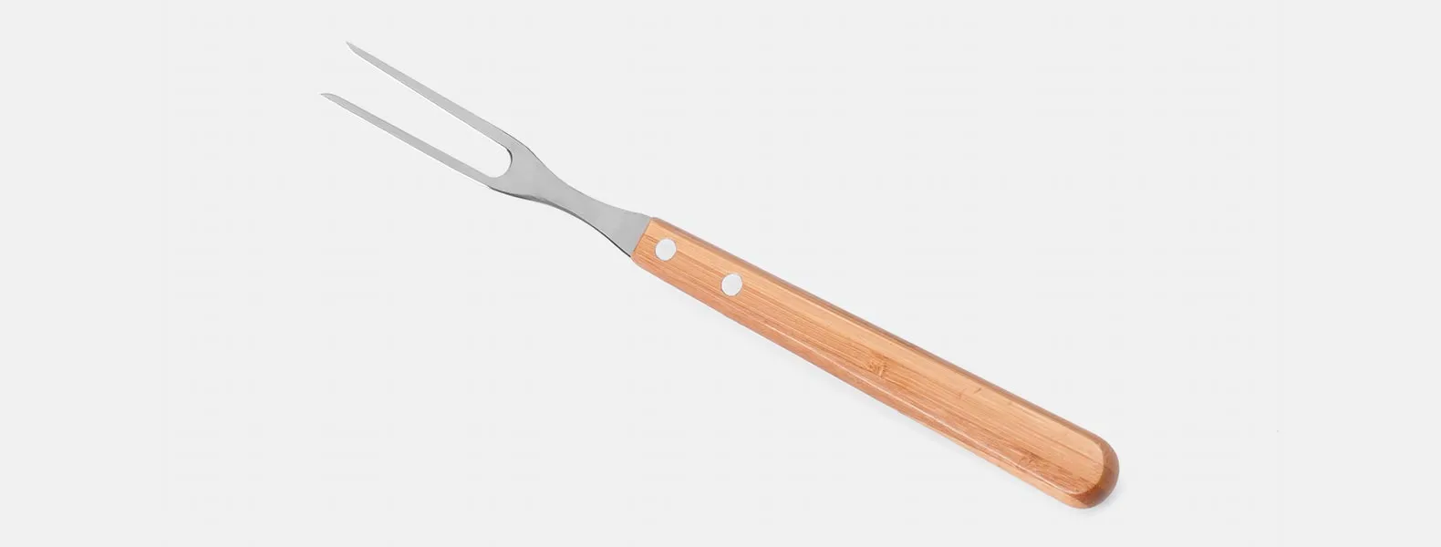 Kit composto por seis peças com cabos em bambu e lâminas em aço Inox com rebites resistentes, sendo uma faca 8”, um garfo trinchante, uma faca 5” para desossar, uma chaira 8”, uma faca Santoku 7” e uma faca 7” para pão. Estão organizados em fita elástica preta no interior de um estojo.