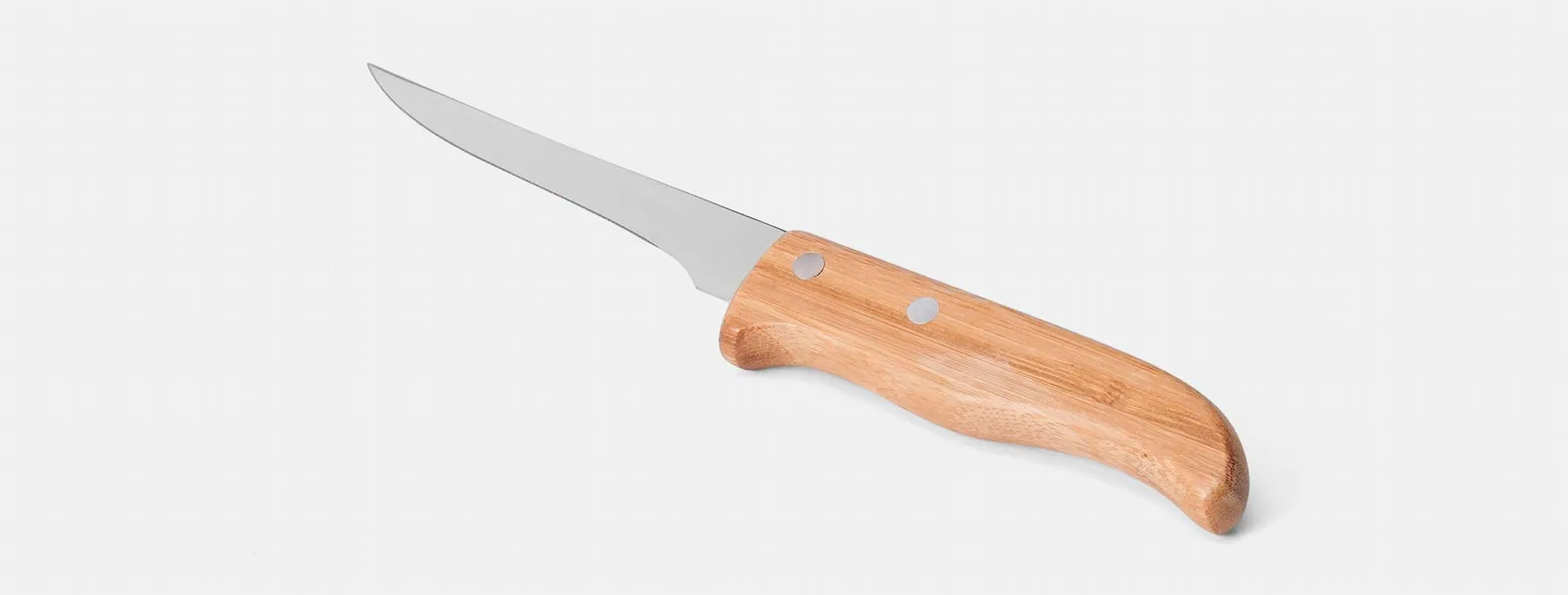 Kit composto por seis peças com cabos em bambu e lâminas em aço Inox com rebites resistentes, sendo uma faca 8”, um garfo trinchante, uma faca 5” para desossar, uma chaira 8”, uma faca Santoku 7” e uma faca 7” para pão. Estão organizados em fita elástica preta no interior de um estojo.