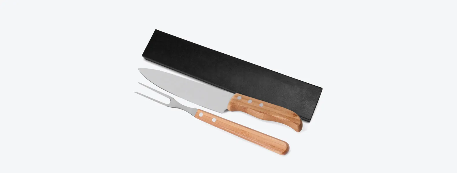 Conjunto de Faca em Bambu/Aço Inox; Acompanha faca 8'', garfo em Bambu/Inox e caixa para presente. Como cortesia, na faca 8 fazemos uma gravação com os cortes do boi.
