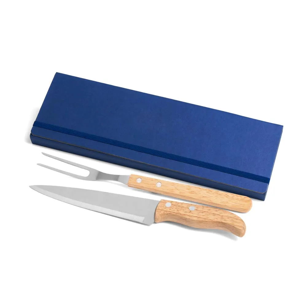 Conjunto composto por uma faca 7” e um garfo trinchante, ambos com cabos em madeira e lâminas em aço Inox. Estão organizados em uma pasta azul com elásticos.