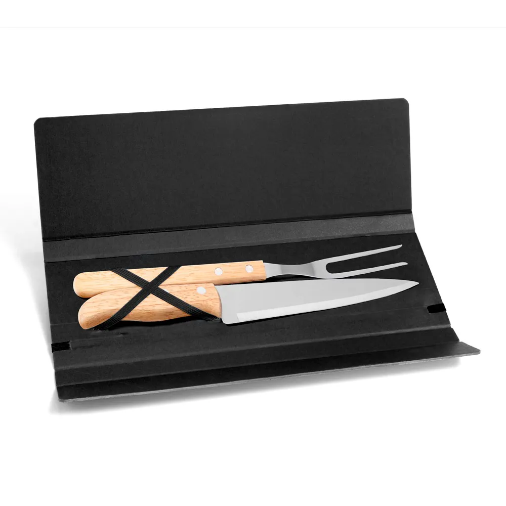 Conjunto composto por uma faca 7” e um garfo trinchante, ambos com cabos em madeira e lâminas em aço Inox. Estão organizados em uma pasta preta com elásticos.