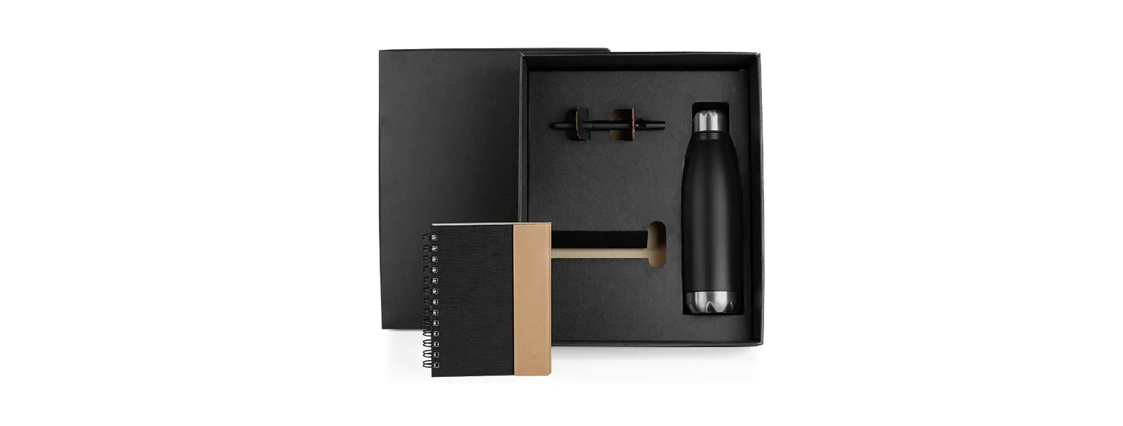 Kit composto por caderno espiral preto/bege com capa e caneta em papelão reciclado; garrafa em aço Inox preta com tampa rosqueável e caneta esferográfica em ABS preta.