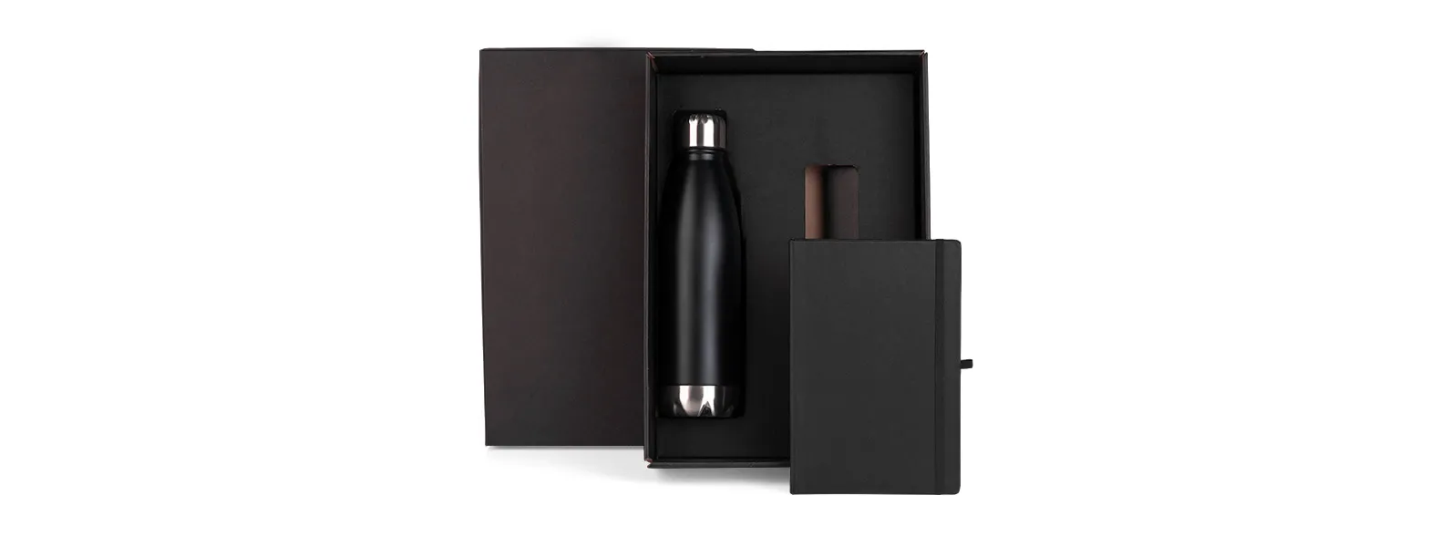 Conta com caderno para anotações preto com capa dura e garrafa em aço inox preta com tampa rosqueável e capacidade de 750ml.