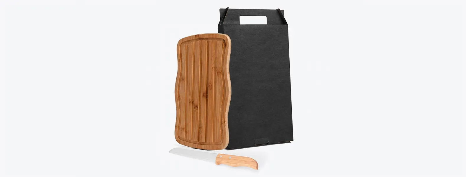Kit para petisco e cozinha com tábua em bambu. Acompanha faca para pão em Metal/Bambu. Tábua confeccionada com tripla camada invertida, para dar maior durabilidade. Produto 2 em 1, de um lado da tábua é especifica para cortar pães, do outro é ideal para queijos e petiscos.