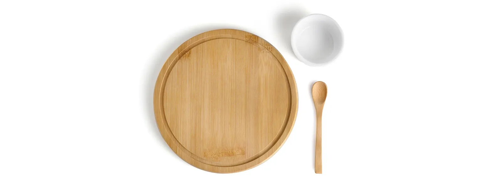 Conjunto para petiscos em bambu. Acompanha tábua e colher em bambu, conta também com ramekin e porcelana.