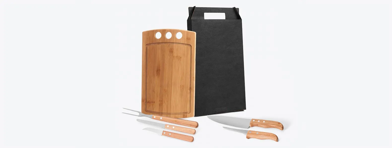 Kit composto por uma tábua retangular em tripla camada invertida de Bambu com três furos e sulco, e cinco peças com cabos em Bambu e lâminas em Aço Inox com rebites, sendo uma faca 8”, um garfo trinchante, uma faca 5” para desossar, uma faca 4” e uma faca 3”. Produto ecológico.