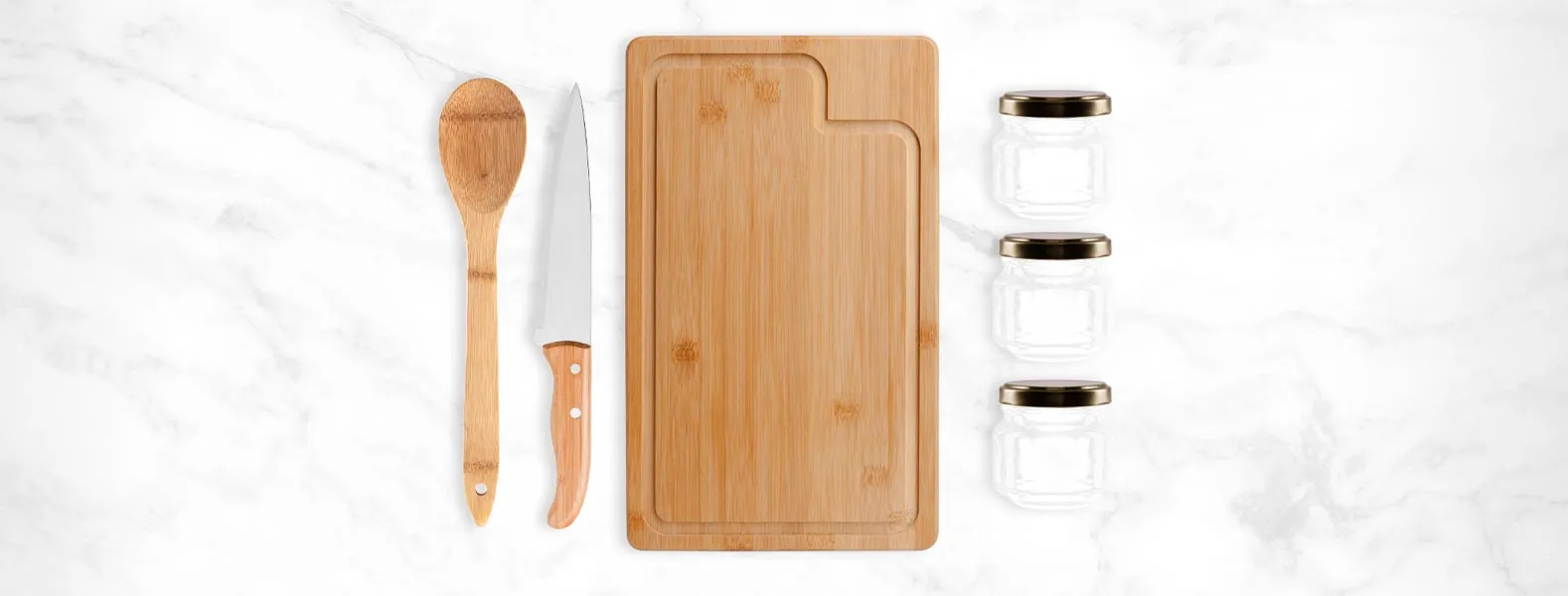 Kit para cozinha e tempero. Conjunto composto por uma tábua e colher 30 cm em bambu; Uma faca 7” em aço inox/bambu e 3 potinhos de vidro com tampa.