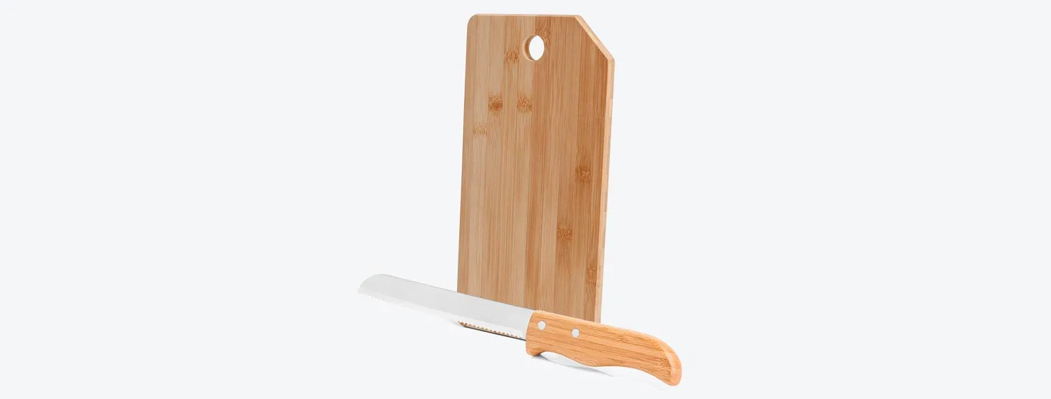 Conjunto para cozinha em Bambu/Inox. Acompanha tábua em bambu com furo e faca para pão em Bambu/Inox.