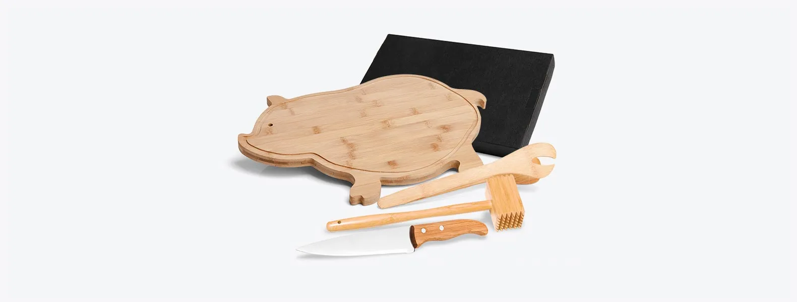Kit para Cozinha em Bambu/Aço Inox; Conta com tábua em formato de porco, pegador 22cm e martelo em Bambu; Faca 7'' em Bambu/Inox. Tábua confeccionada com tripla camada invertida, para dar maior durabilidade.