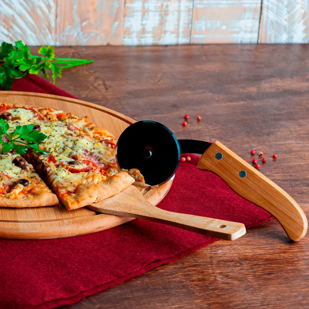 Conjunto para pizza em Bambu/Inox. Acompanha tábua e espátula em bambu e cortador de pizza em Bambu/Inox.