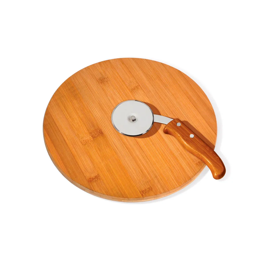 Conjunto composto por uma tábua redonda em tripla camada invertida de bambu com 30cm; cortador de pizza com cabo em bambu e lâmina em aço Inox com rebites resistentes.
