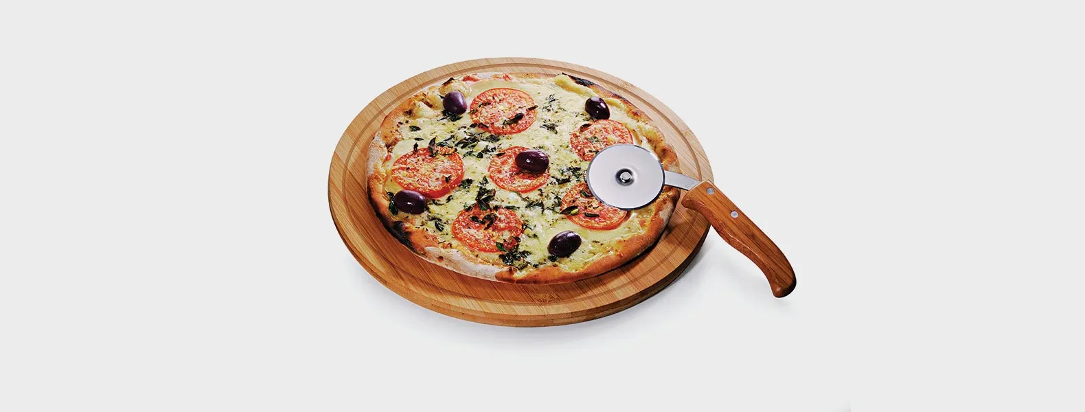 Conjunto para pizza em bambu. Acompanha tábua em bambu e cortador de pizza em Bambu/Inox.