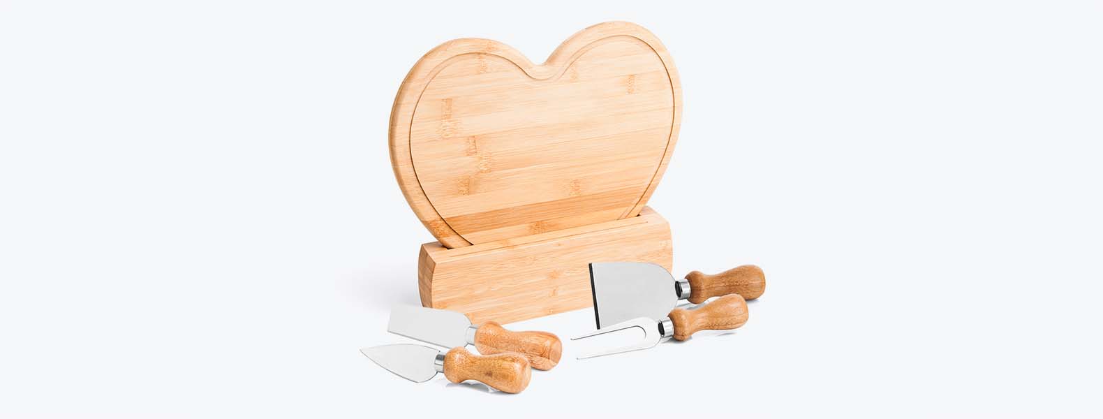 Conjunto para Queijo em Bambu/Aço Inox; Conta com tábua em formato de coração e base em Bambu; Duas facas, sendo, uma com ponta e outra reta, garfo e espátula em Bambu/Inox.