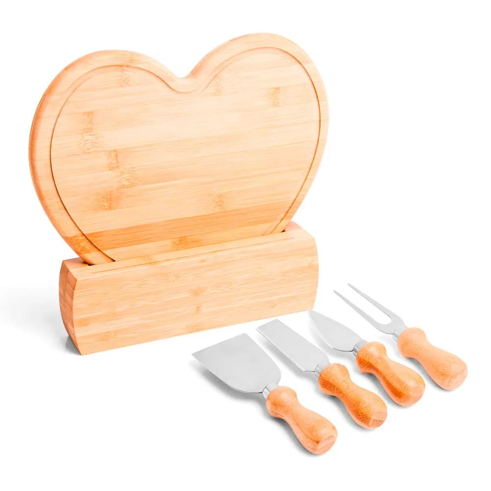 Conjunto para queijo em Bambu/Inox. Conta com tábua em formato de coração e base em bambu; duas facas, sendo, uma com ponta e outra reta, garfo e espátula em Bambu/Inox.