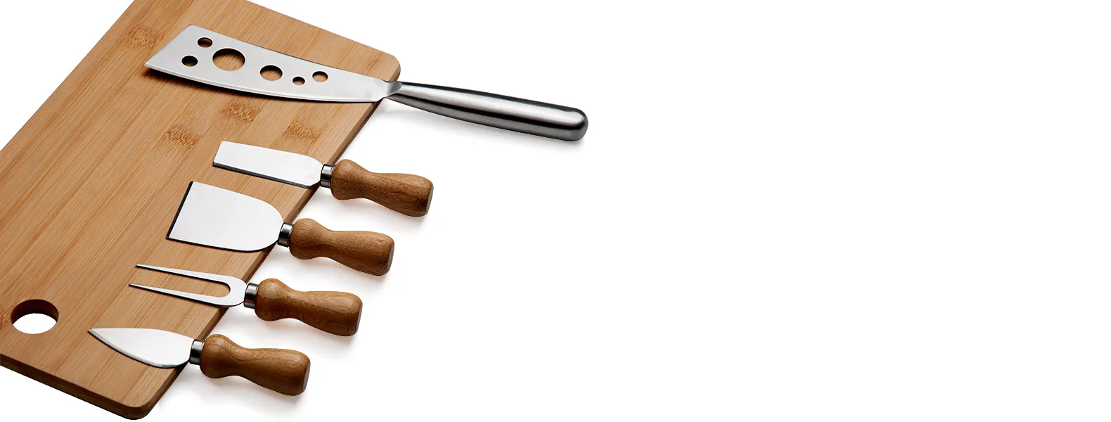 Conjunto para queijo em bambu/aço inox. Conta com tábua em bambu; Duas facas, sendo, uma com ponta e outra reta, garfo e espátula em metal/bambu; Faca para frios em metal. Acompanha embalagem kraft