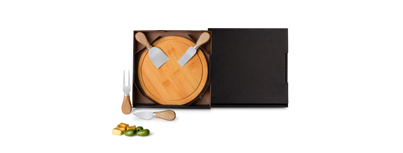 Kit para queijo. Conta com tábua redonda em bambu; três facas e garfo para queijos em madeira / inox. Tábua confeccionada com tripla camada invertida, para dar maior durabilidade e não deformar com o passar do tempo.