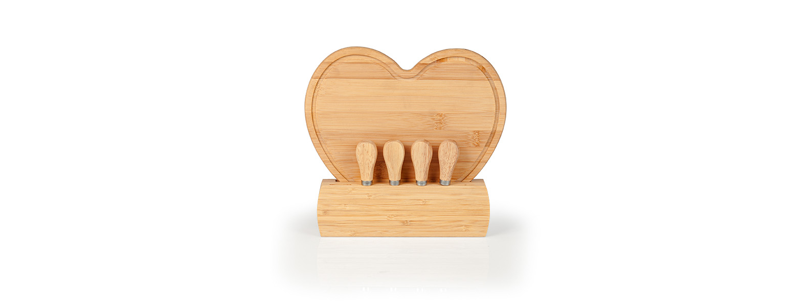 Conjunto para queijo em Bambu / Madeira / Aço Inox. Conta com tábua em formato de coração e base em Bambu; duas facas, sendo, uma com ponta e outra reta, garfo e espátula em Madeira/Inox