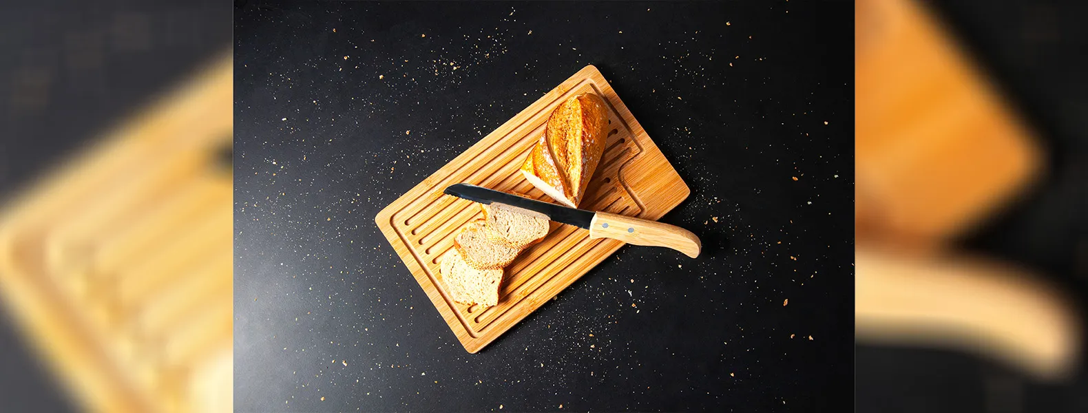 Conj. tábua migalheira com faca. Kit composto por tábua migalheira em bambu com faca para pão 7 polegadas. Tábua com dupla camada.