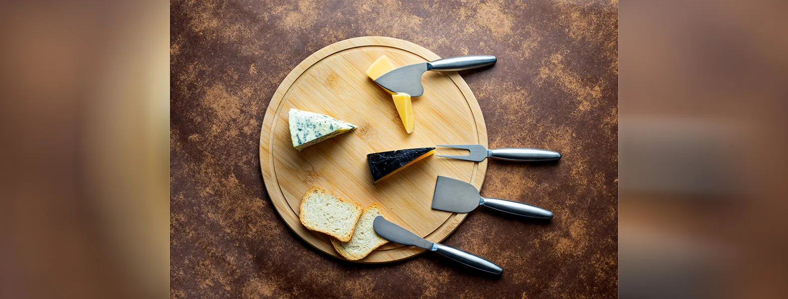 Conjunto para queijo em Bambu/Inox. Acompanha tábua em bambu; garfo, faca sem ponta, faca com ponta e faca quadrada em aço Inox 2CR13.