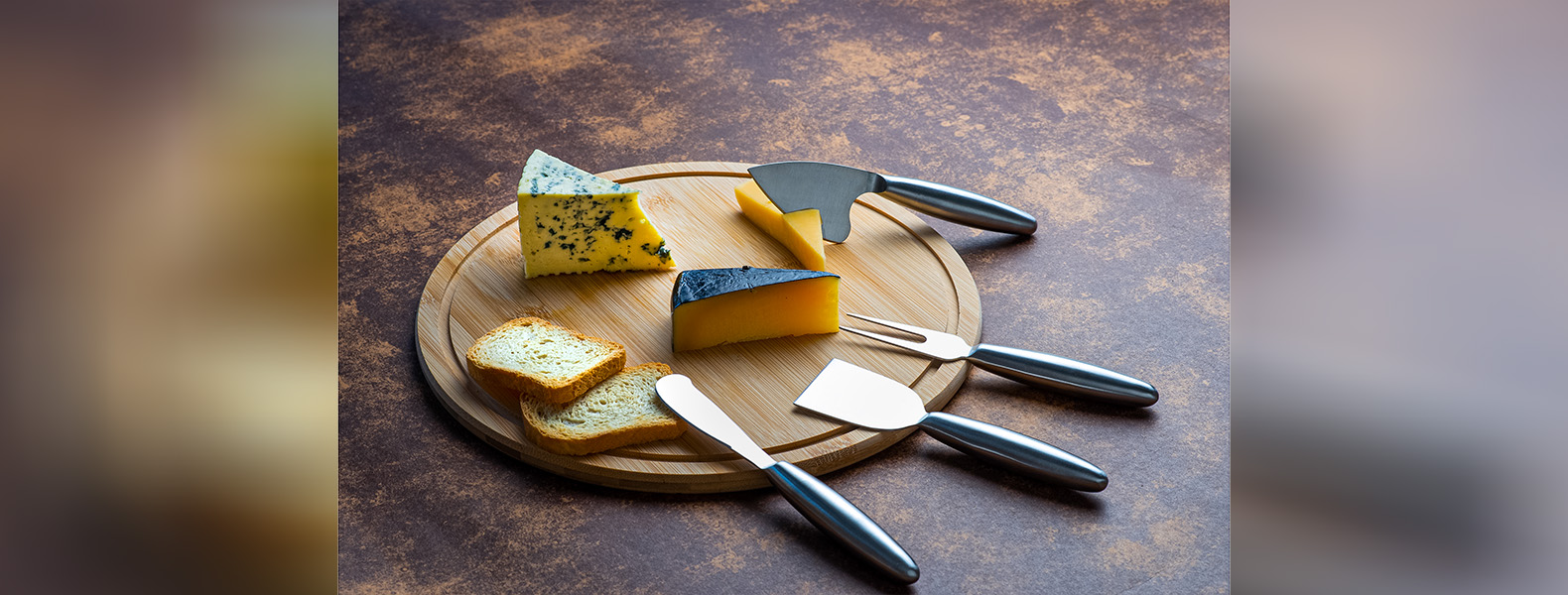 Conjunto para queijo em Bambu/Inox; Acompanha tábua em bambu; Garfo, faca sem ponta, faca com ponta e faca quadrada em Aço Inox 2CR13.