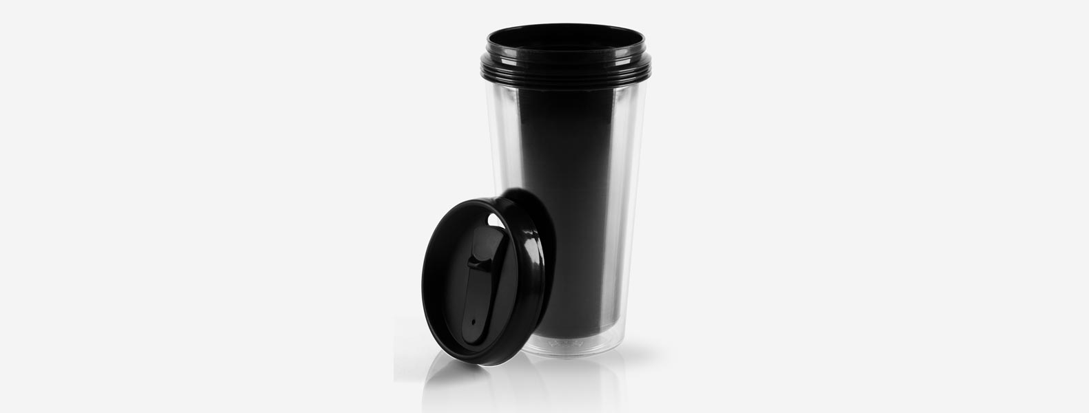 Copo plástico com tampa rosqueável em Polipropileno na cor preta, revestido em Plástico SAN e tampa rosqueável. A tampa possui trava de abertura e anel interno em Silicone para vedação Capacidade: 450 ml