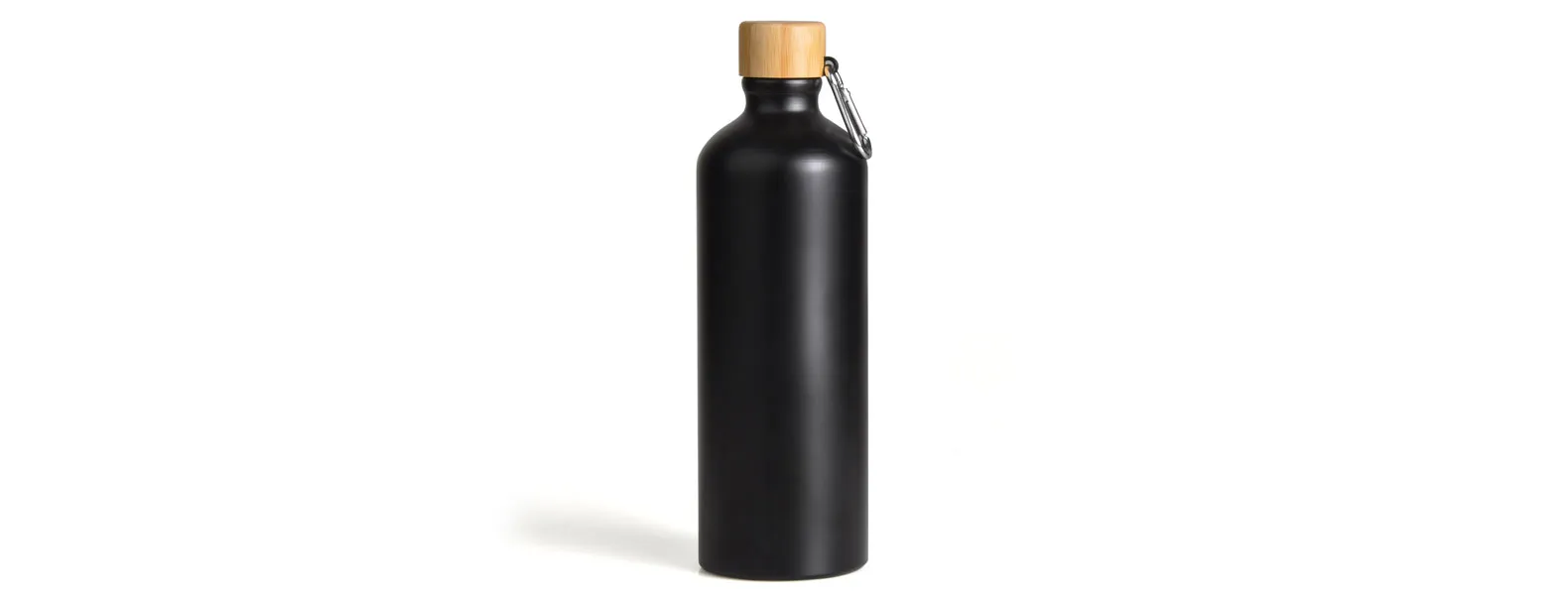 Garrafa em alumínio na cor preta com capacidade de 1 litro. Possui tampa rosqueável em bambu.
