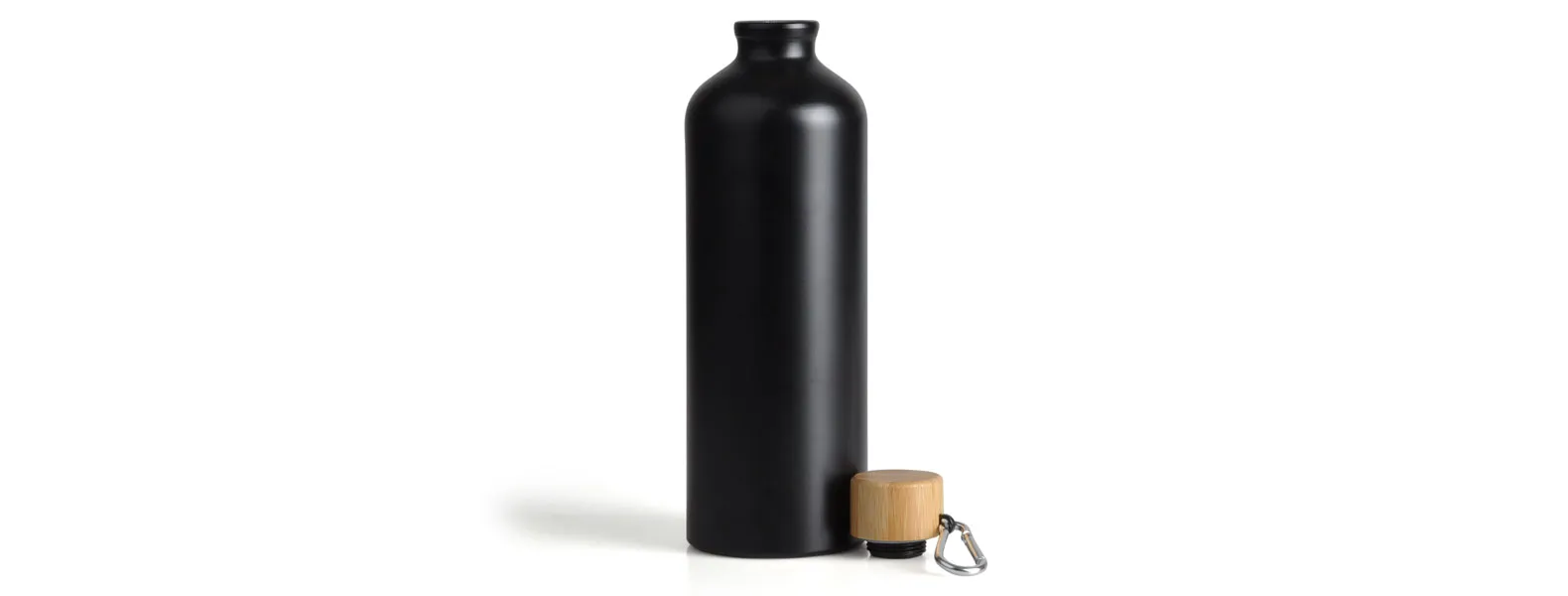 Garrafa em alumínio na cor preta com capacidade de 1 litro. Possui tampa rosqueável em bambu.